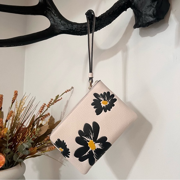 Corner Zip Wristlet With Floral Print 🖤🤍💛 - Picture 2 of 7